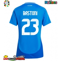 Camisa de Futebol Itália Alessandro Bastoni #23 Equipamento Principal Mulheres Europeu 2024 Manga Curta